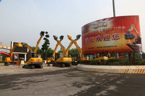 路友公司—2013年sb挖掘机订货会外景