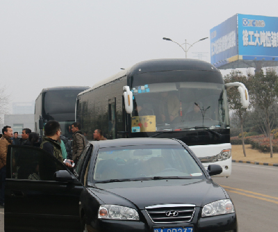 铲运客户乘坐河南路友班车到达sb厂家