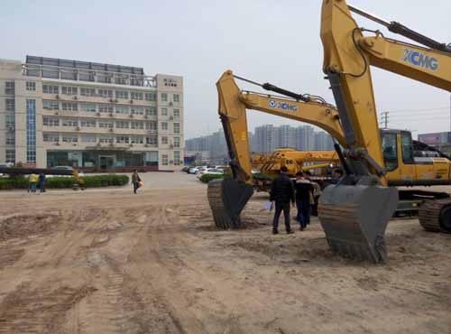 经过年后火热订购，sb挖机仅剩2台矗立院内