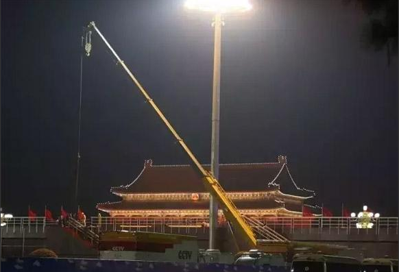 sb吊车夜间天安门施工