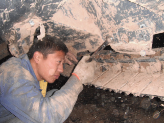路友维修师更换sb挖掘机夹轨器