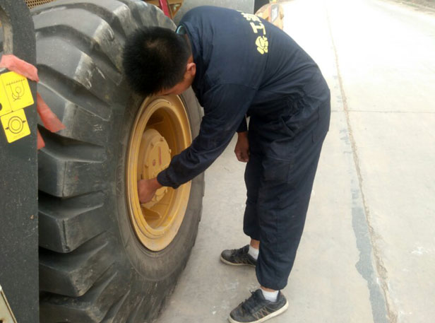 sb道路服务检测压路机轮胎