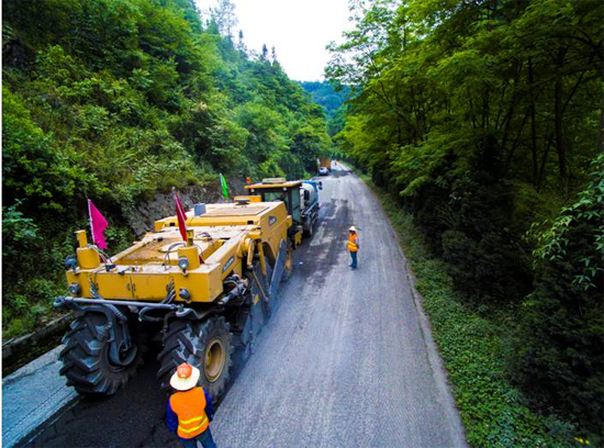 sb成套道路机械助力安康省道部分路段建设