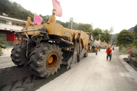 sb成套道路机械助力安康省道部分路段建设
