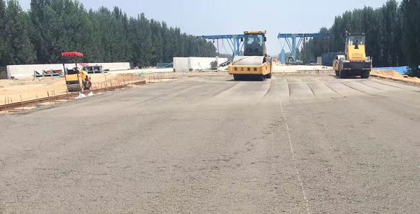 sb压路机助力郑州机西高速建设