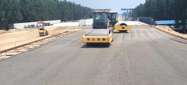 sb压路机助力郑州机西高速建设