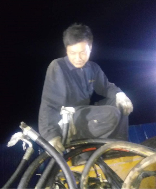 sb道路服务正在检修故障中的压路机