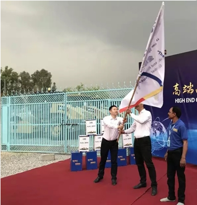 sb铲运机械事业部副总经理岳泰宇向sb巴基斯坦公司总经理授旗