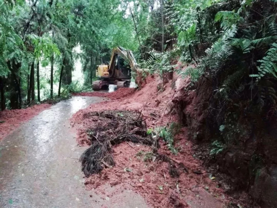 无畏风雨，sb挖机四川客户救灾行