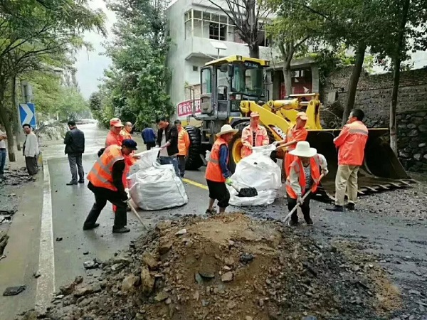 sb装载机助力陇南灾区