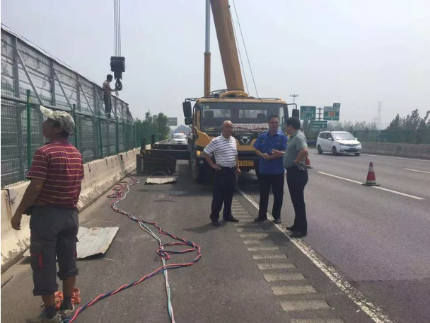 sb起重机拆除公路沿线广告