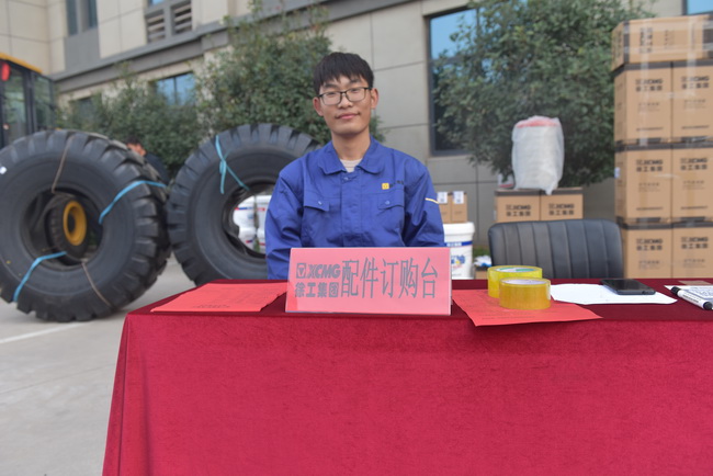 sb装载机配件展示区