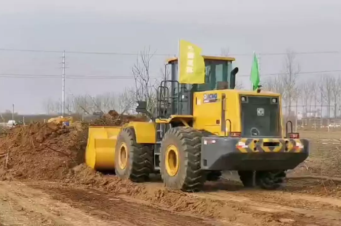 sb装载机在项目现场开始清理场地