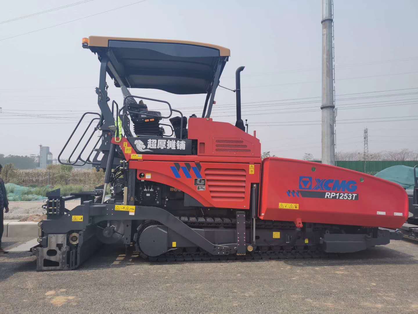 sbRP1253T中国红摊铺机助力河南公路建设