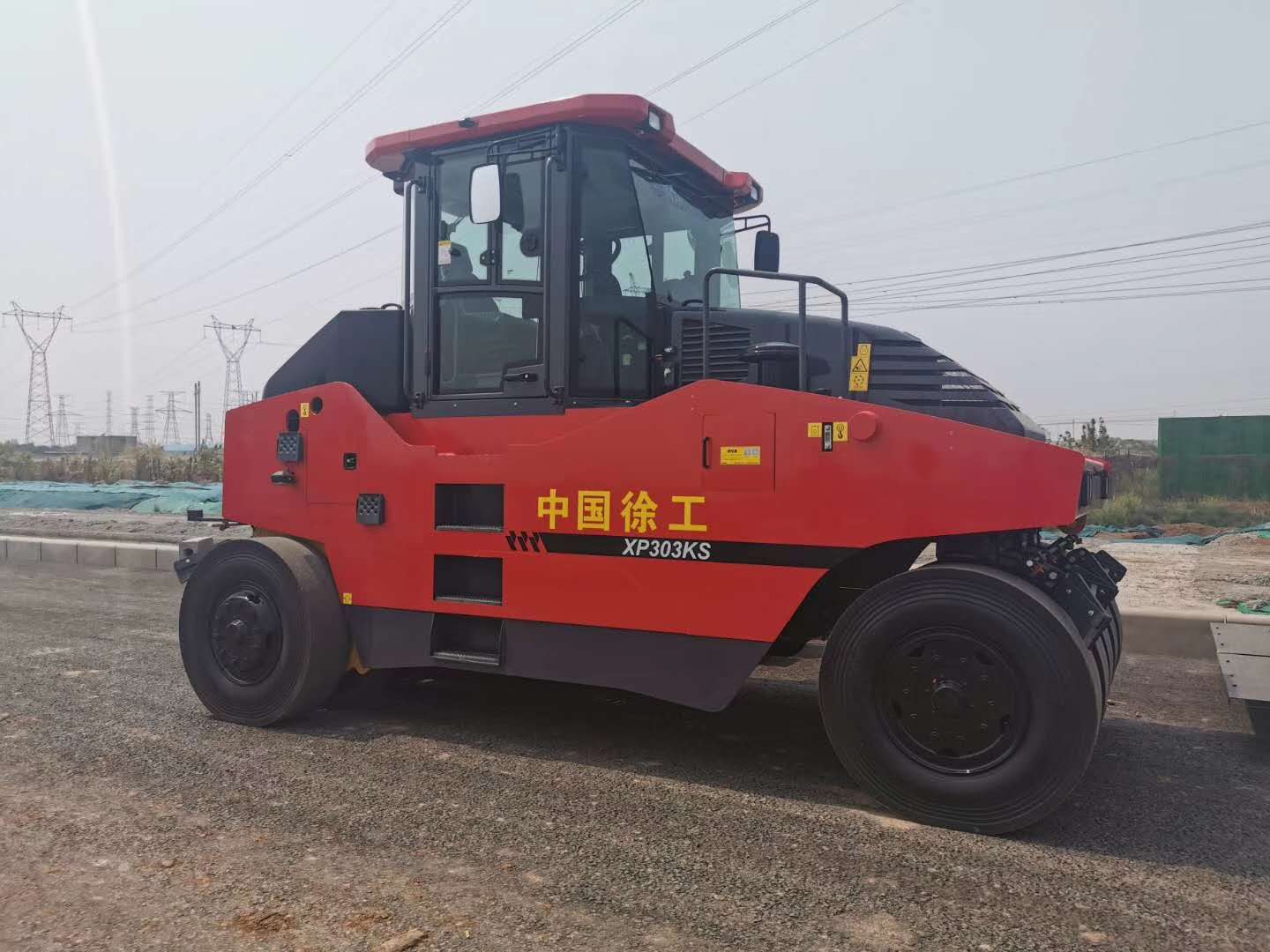 sbXP303KS中国红胶轮压路机