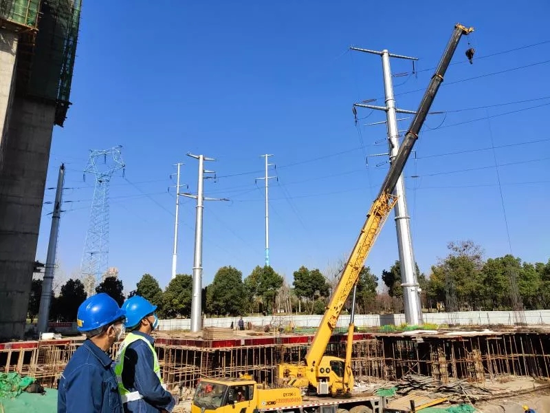 sb吊车在Ⅰ郾漯线37号和38号线杆下移吊水泥罐
