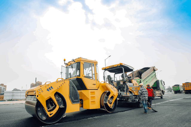 sb成套道路机械正在郑州施工