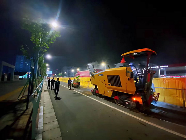 sbXM1205F摊铺机助力郑州市桐柏南路市政工程建设