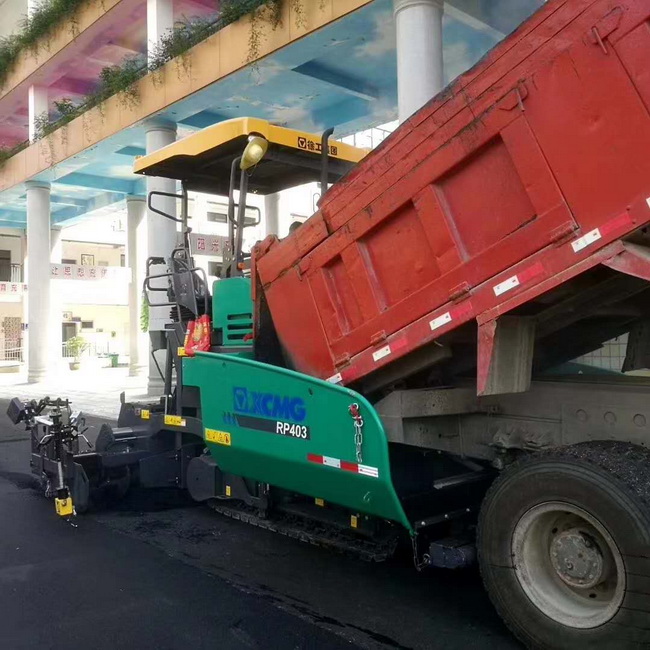 sbRP403摊铺机在登封市唐庄初级中学校园道路施工