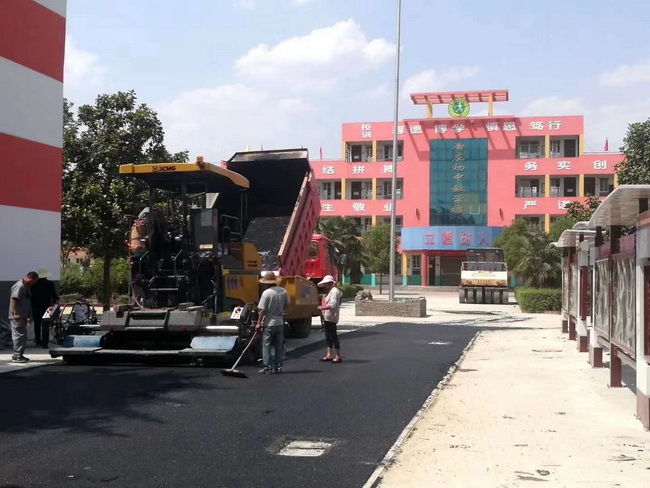 sb摊铺机助力登封市唐庄初级中学校园道路施工