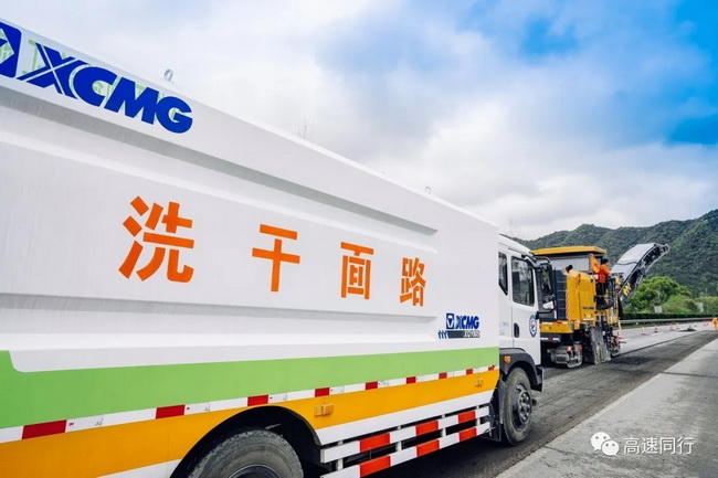 sb路面干洗车有效地将路面顽固的污染物清扫干净