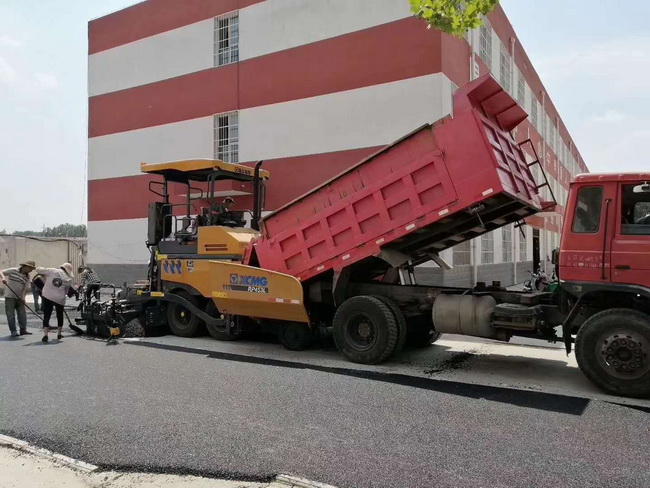 sbRP453L摊铺机在登封市唐庄初级中学校园道路施工