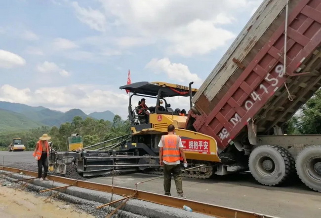 sb成套道路机械设备组团施工韶新高速