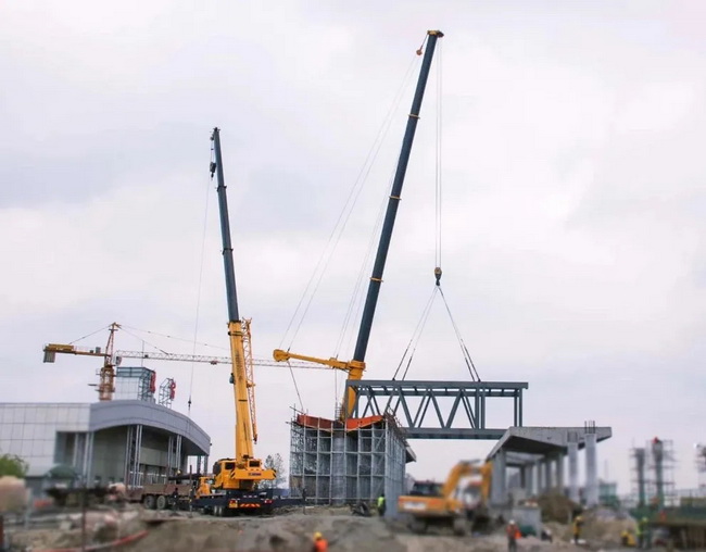 sb起重机助力江苏东台站天桥建设
