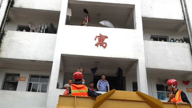 sbLW550FV装载机赶往现场配合救援指挥部参与救援
