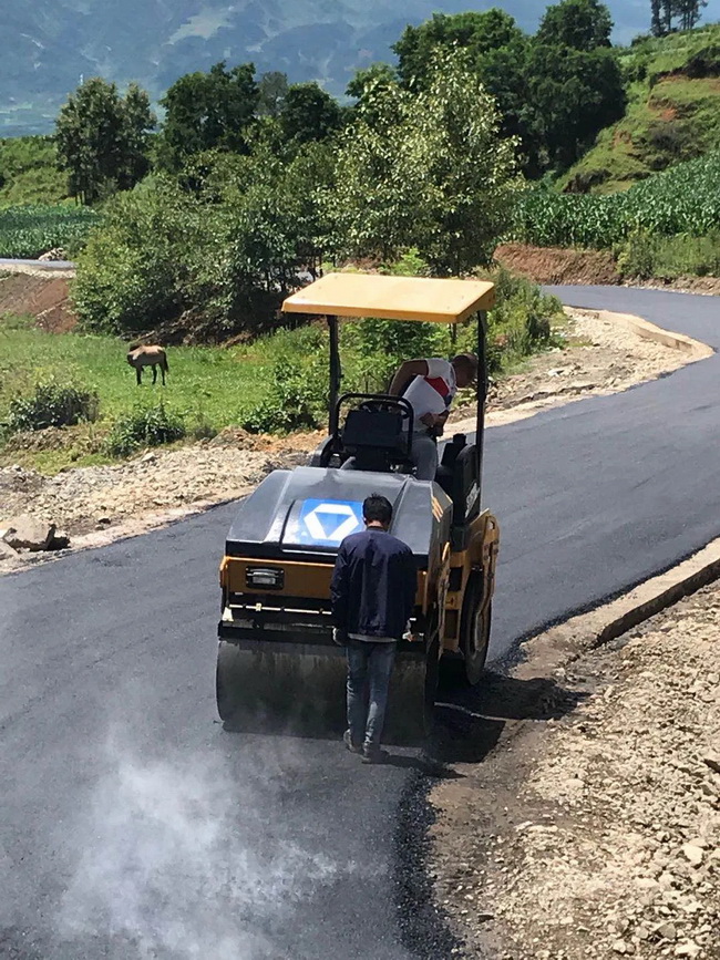 sbXMR403VT压路机高标准完成阿布洛哈村道路的施工作业