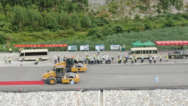数台sb无人驾驶压路机在广西新柳南高速施工