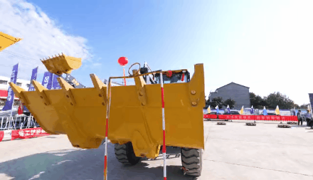 sbLW300FV进行“推砖”、“精准吊物”、“地雷阵”、“绕弯”