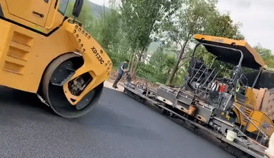 sb道路机械助力丽江某县城路面“白改黑”提质升级