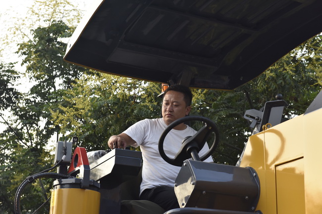 客户登上sb铣刨机现场感受设备操控