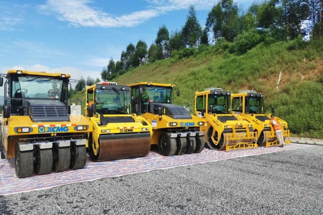 sbRP1655超大摊铺机携手成套路面军团现身中开高速 sbRP1655超大摊铺机携手成套路面军团现身中开高速