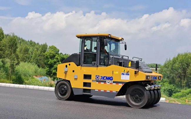 sbXP303轮胎压路机