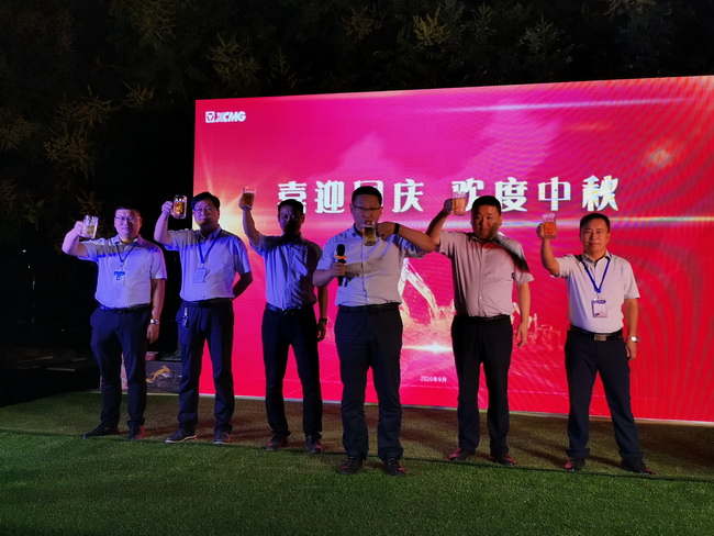 马总带领sb挖机销售部领导层 齐上台致祝酒词