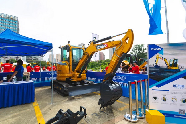 XE17U是sb全新设计的一款小型无尾挖掘机