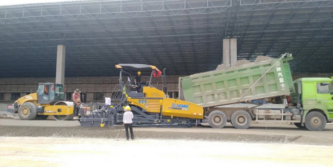 sbRP903摊铺机携手XS262J压路机助力贵州当地重点道路建设