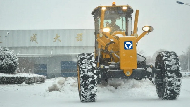 sb平地机为公路除雪 sb平地机为公路除雪