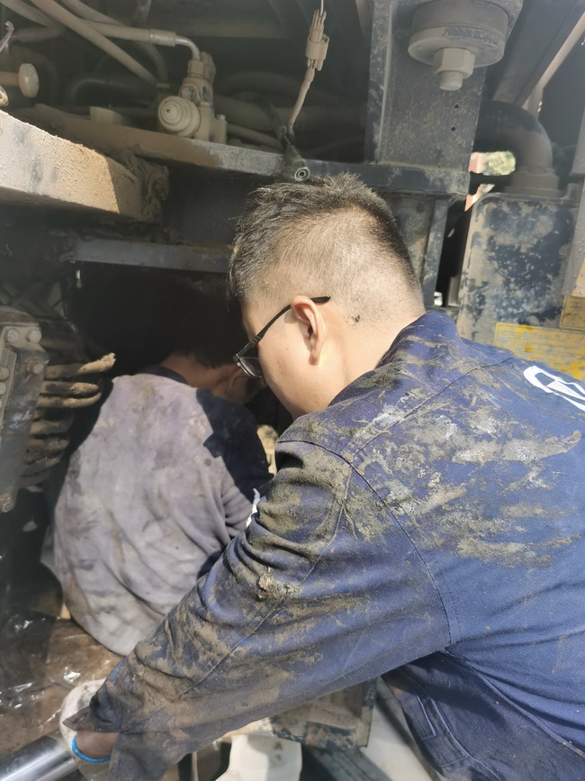 sb铲运服务人员连夜为客户修车
