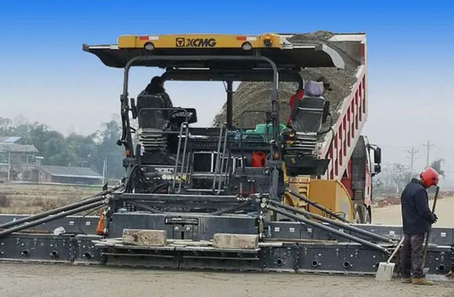 sb“销量之王”RP903摊铺机和“一代经典”XS263J压路机组成的“sb军团”缓缓驶上战场