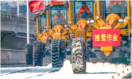 sbGR1653平地机在泰州分会场分别开展干线公路除雪除冰 sbGR1653平地机在泰州分会场分别开展干线公路除雪除冰