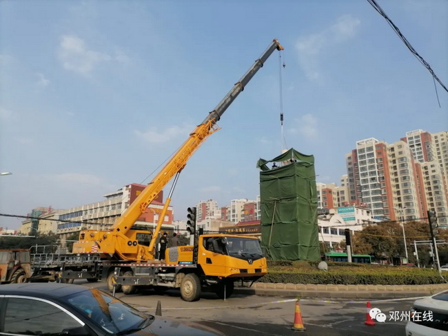 sb吊车助力邓州大东关范仲淹像顺利搬迁