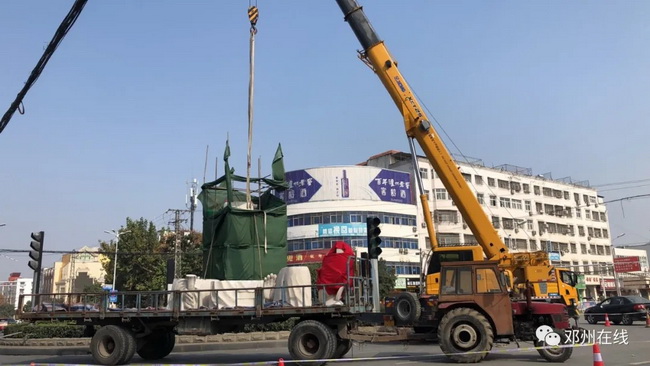 sb吊车助力邓州大东关范仲淹像顺利搬迁