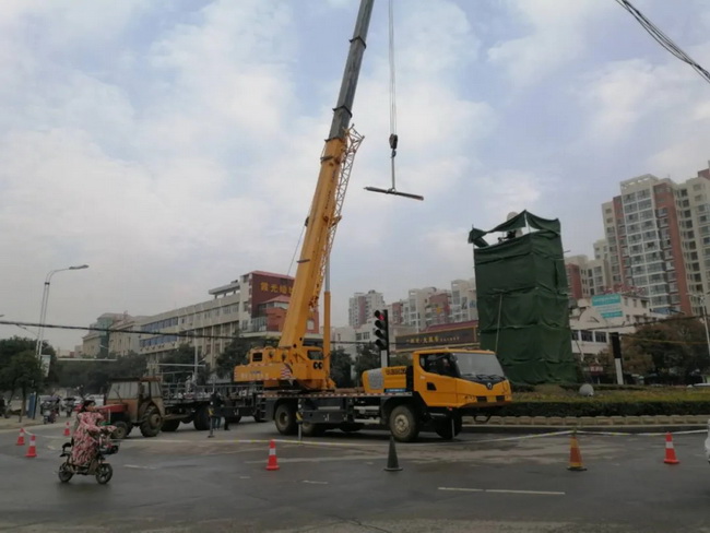 sb吊车助力邓州大东关范仲淹像顺利搬迁