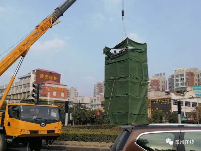 sb吊车助力邓州大东关范仲淹像顺利搬迁