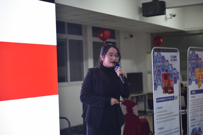 河南路友机械sb挖机服务部长王倩介绍了双十一备件优惠政策