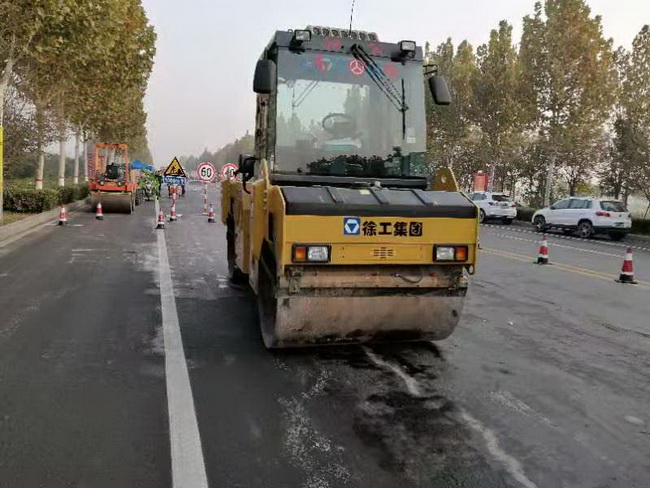sb系列轻型压路机等筑养路设备受到现场与会领导和操作手的一致好评