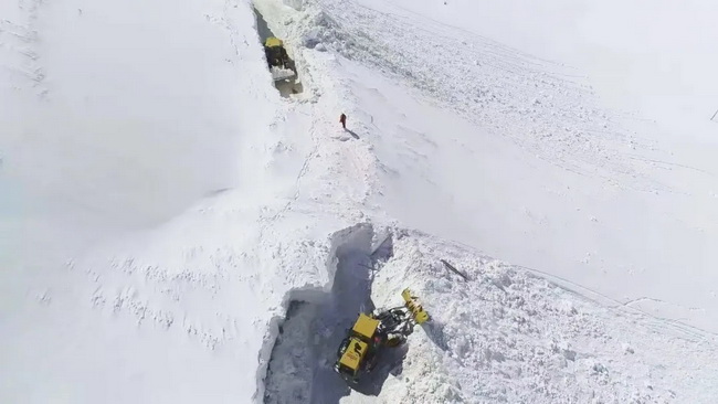 sbLW500KV装载机道路除雪作业